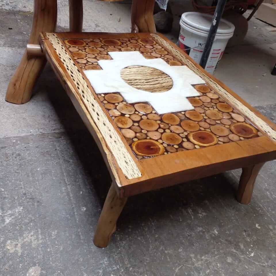 Mesa Licanantay de madera de algarrobo y cuero de chivo