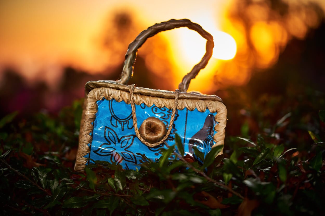 Bolsito de Fibra de Pandanus Y Tela Rapa Nui color azul - Imagen 14