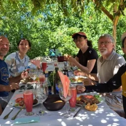 ALMUERZO MAPUCHE EN QUINCHO ANTUKUYEN NATIVA / ISLA HUAPI- LOS RÍOS