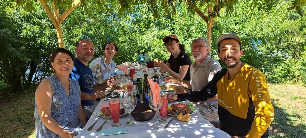 ALMUERZO MAPUCHE EN QUINCHO ANTUKUYEN NATIVA / ISLA HUAPI- LOS RÍOS